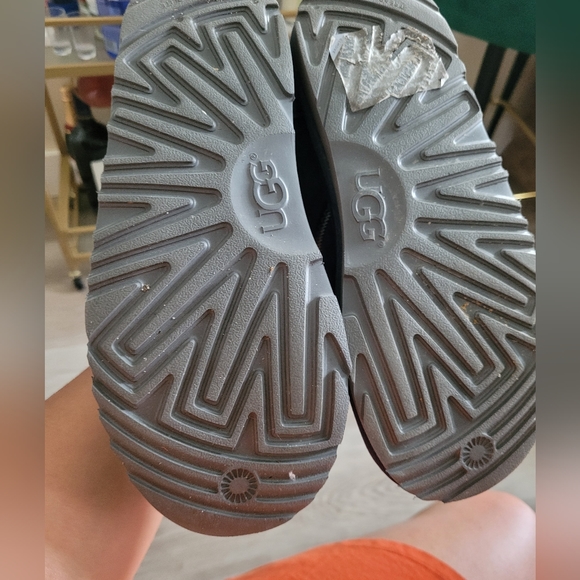 Ugg Neumell ll Tasman Big Kid Size 6. I'm the color Navy blue. Great Condition. - Picture 6 of 8